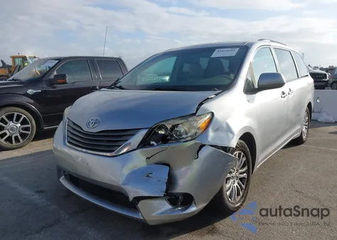 2013 Toyota Sienna Xle V6 8 Passenger z USA, uszkodzony, nr VIN 5TDYK3DC2DS334536